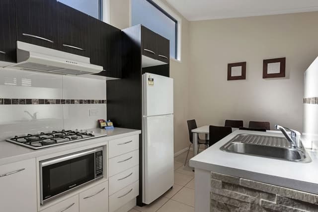 Deluxe 2 Bedroom Cabin - Sleeps 6
