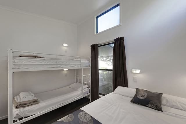Deluxe 2 Bedroom Cabin - Sleeps 6