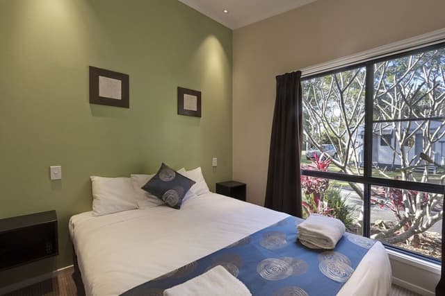Deluxe 2 Bedroom Cabin - Sleeps 6