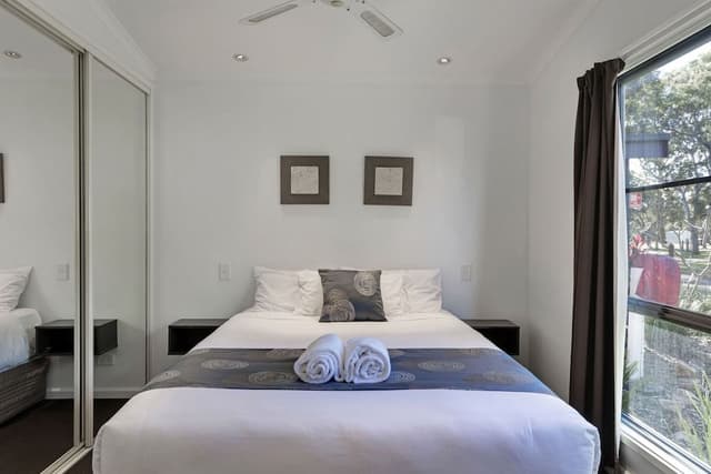 Deluxe 2 Bedroom Cabin - Sleeps 6