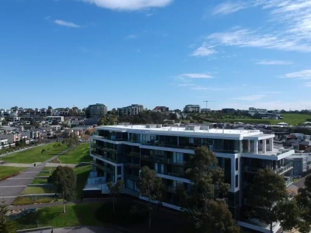 Marina View Apartment on the Maribyrnong River, Melbourne1