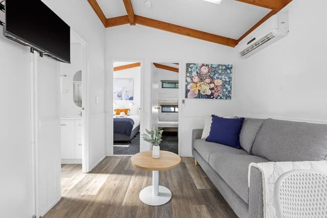 Deluxe Cabin (2BR) - Sleeps 6