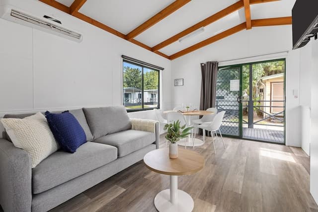 Deluxe Cabin (2BR) - Sleeps 6