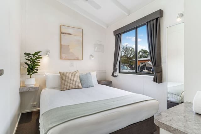 Deluxe Three Bedroom Cabin (with balcony)