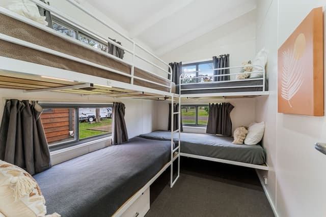 Deluxe Three Bedroom Cabin (with balcony)