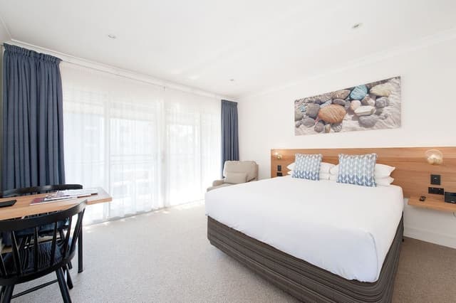 Queen Room, Garden View
