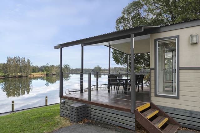 Deluxe 2 Bedroom Riverfront Cabin