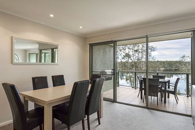 Deluxe 2 Bedroom Riverview Apartment