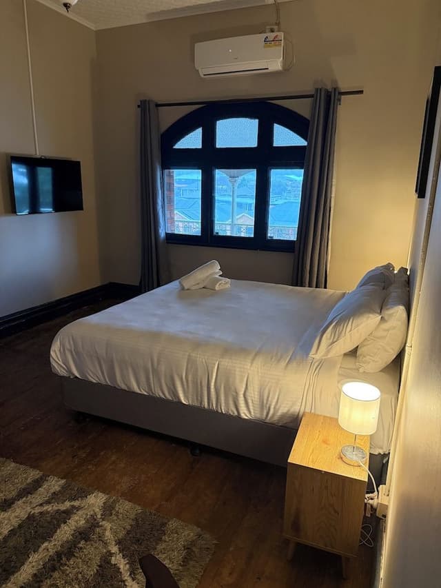 Deluxe Room, 1 King Bed, Private Bathroom