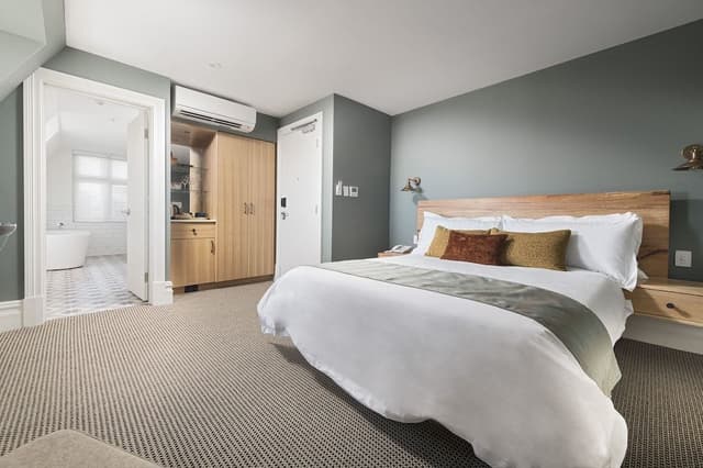 Deluxe Queen Room