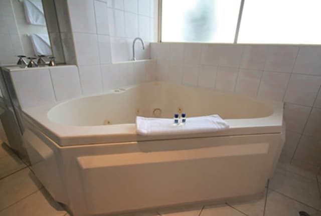 Deluxe Spa Room