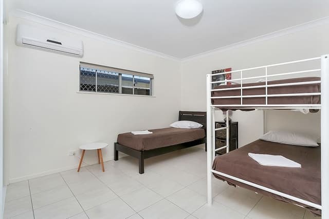 House, 5 Bedrooms, 2 Bathrooms, Pool View