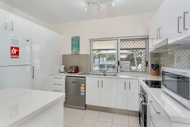 House, 5 Bedrooms, 2 Bathrooms, Pool View
