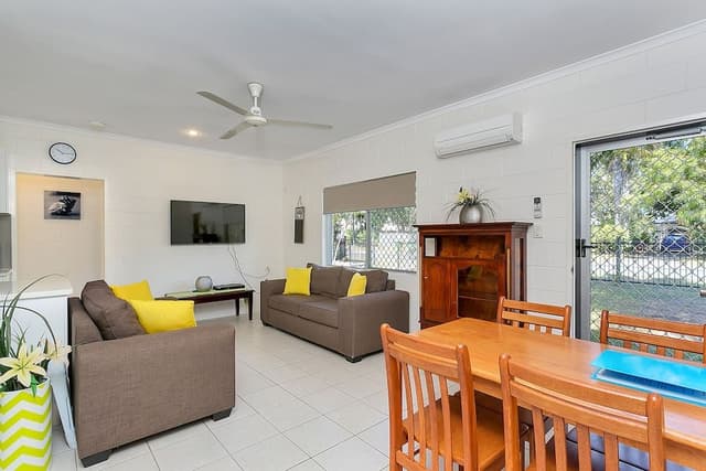 House, 5 Bedrooms, 2 Bathrooms, Pool View