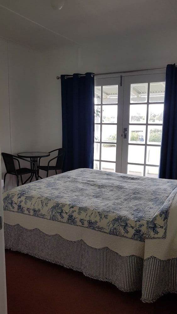 Comfort Cottage, 2 Bedrooms, Lake View (Cockatoo Cottage)