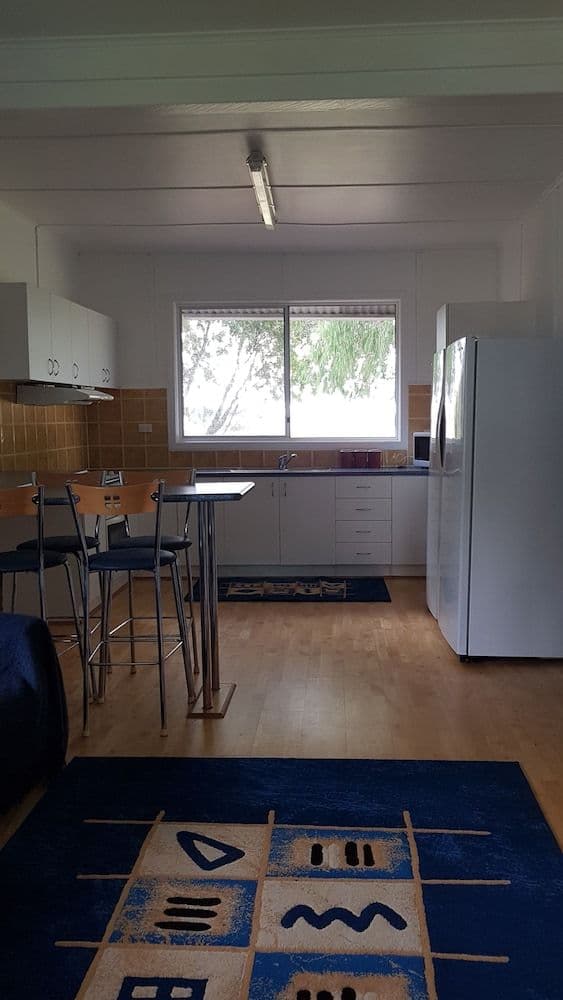 Comfort Cottage, 2 Bedrooms, Lake View (Cockatoo Cottage)