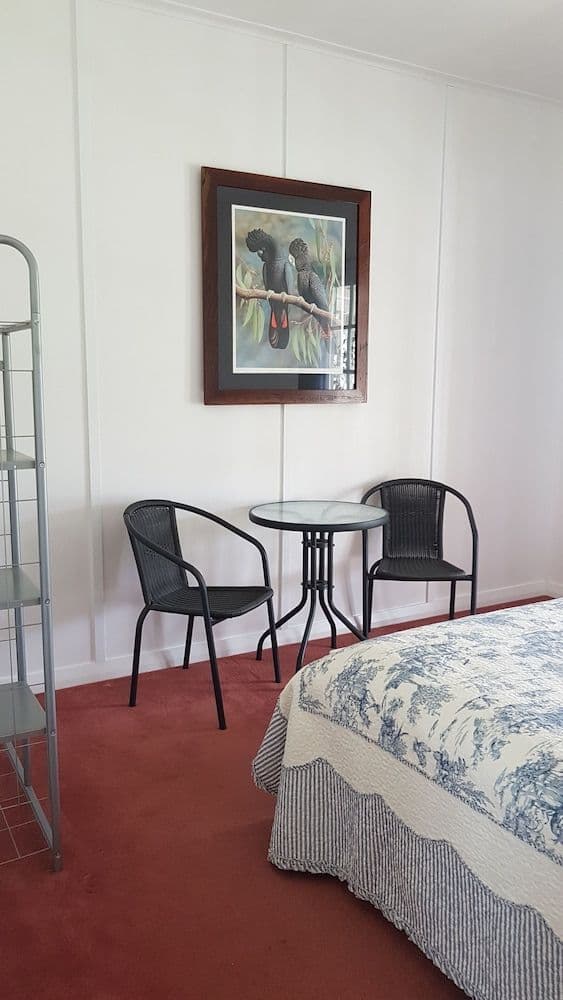 Comfort Cottage, 2 Bedrooms, Lake View (Cockatoo Cottage)