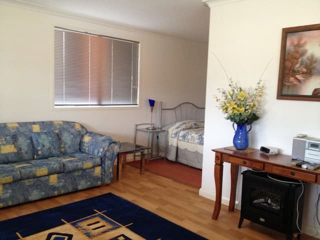 Cottage (Rosella Cottage)