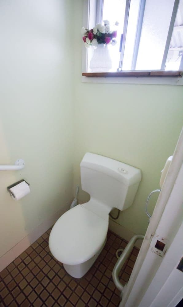 House, 2 Bedrooms, 2 Bathrooms (2-Bedroom House plus Caravan sleeps 2)