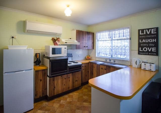 House, 2 Bedrooms, 2 Bathrooms (2-Bedroom House plus Caravan sleeps 2)