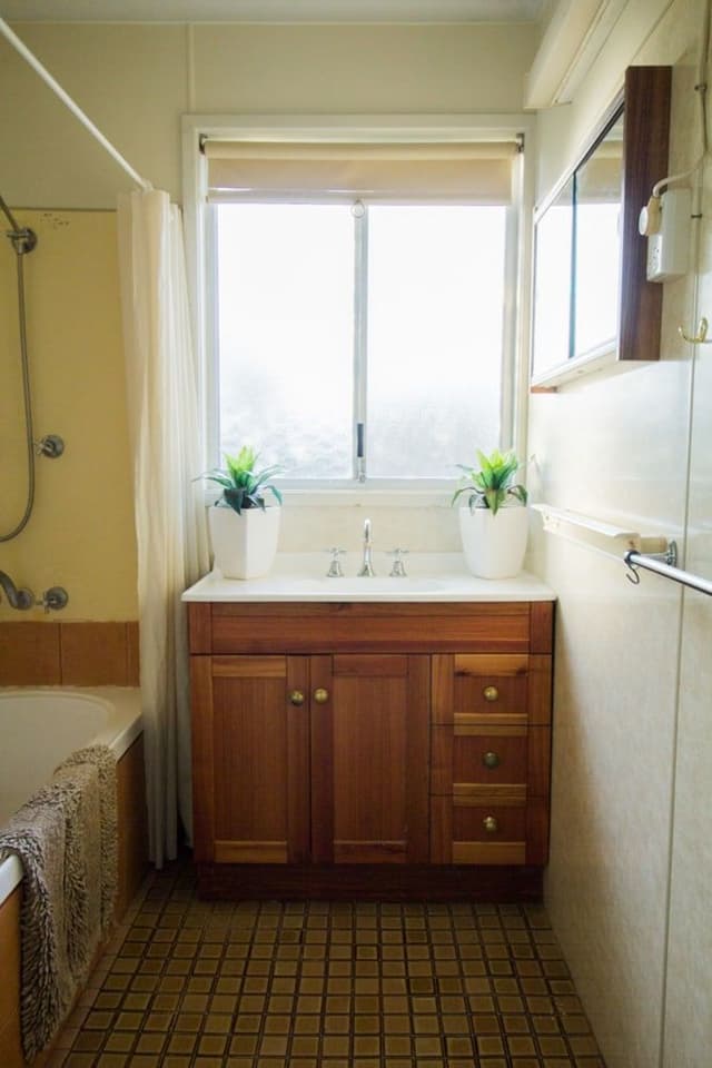 House, 2 Bedrooms, 2 Bathrooms (2-Bedroom House plus Caravan sleeps 2)