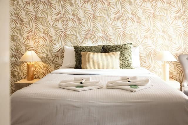 Deluxe Room, 1 Queen Bed, Non Smoking