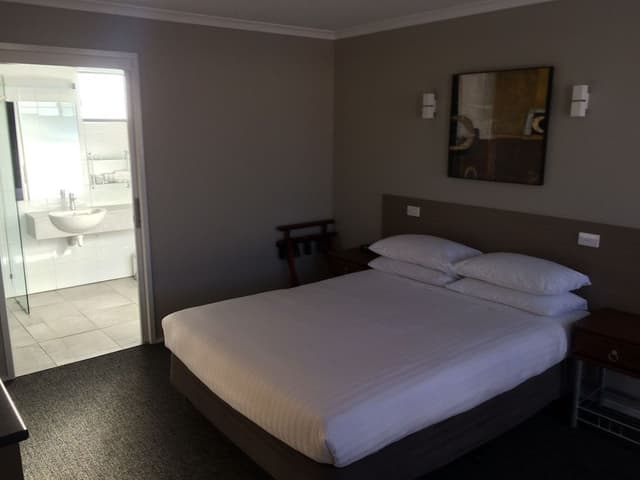 Premium Studio, 1 Queen Bed, Accessible