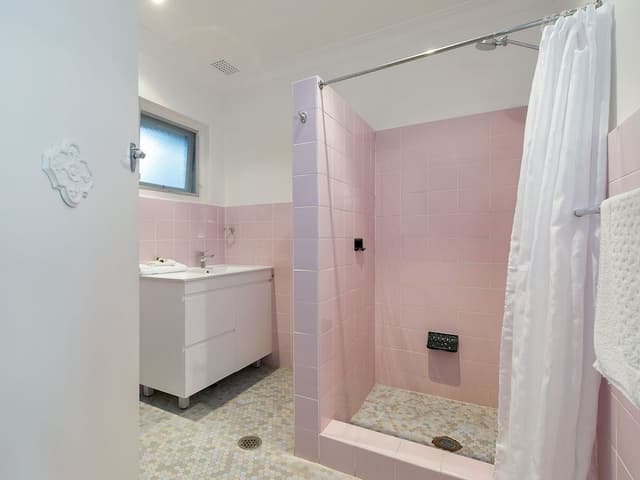 Queen Room 2 with Shared Balcony, Non Smoking