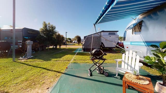Sovereign Airstream Caravan (Shared Toilet)