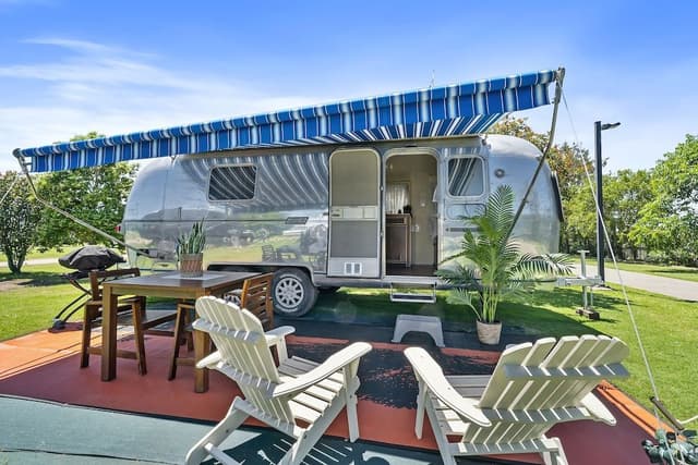 Tradewind Airstream Caravan (Shared Toilet)