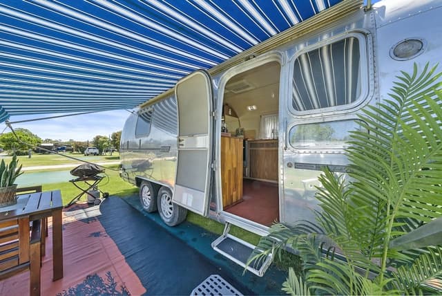 Tradewind Airstream Caravan (Shared Toilet)