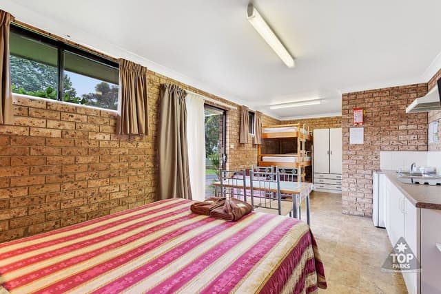 Standard Suite, 1 Bedroom, Non Smoking, Kitchenette (s/c villa 1 queen and 3 bunks)