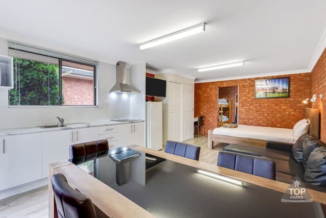 Deluxe Suite, 2 Bedrooms, Non Smoking, Kitchenette (Deluxe Villa 1 queen and 5 bunks )