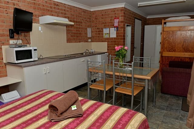Standard Suite, 1 Bedroom, Non Smoking, Kitchenette (s/c villa 1 queen and 3 bunks)