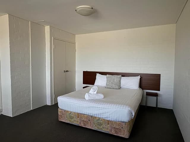 One Bedroom Loft with Free Wifi and Parking