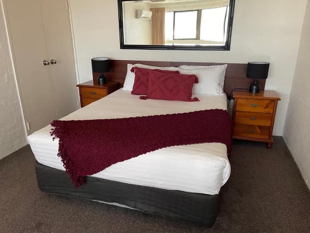 One Bedroom Loft with Free Wifi and Parking