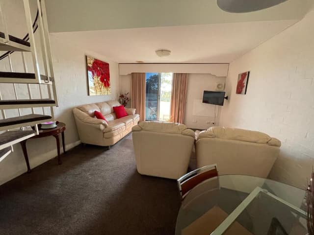 One Bedroom Loft with Free Wifi and Parking