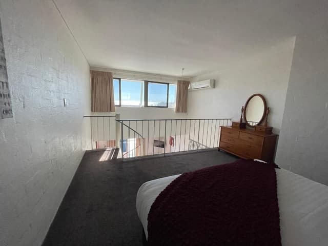 One Bedroom Loft with Free Wifi and Parking