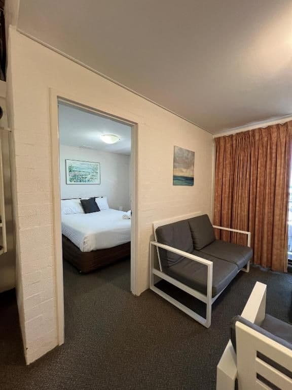 Two Bedroom Loft with Free Wifi and Parking
