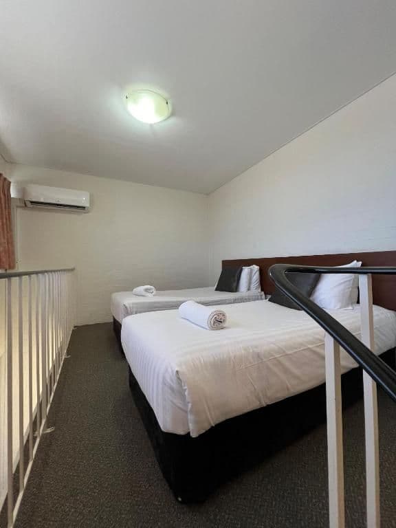 Two Bedroom Loft with Free Wifi and Parking