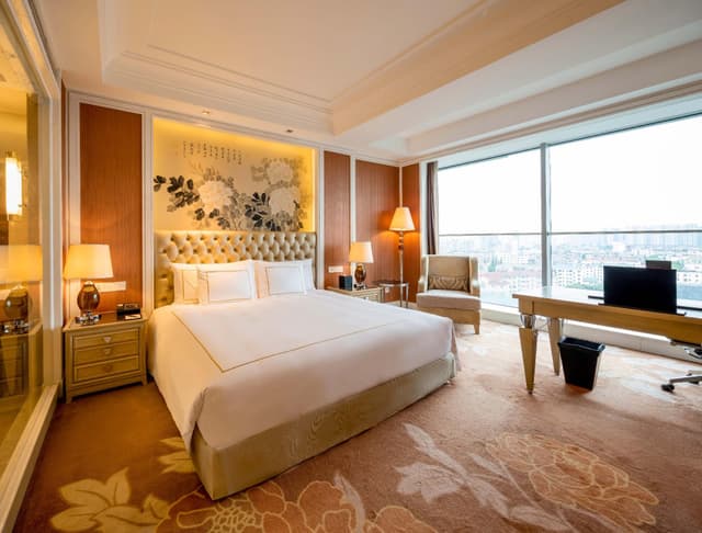 Deluxe Queen Room