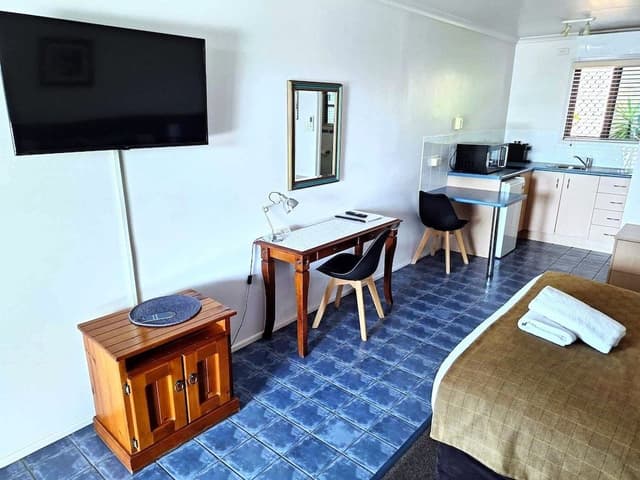 Standard Studio, 1 Queen Bed, Non Smoking, Kitchenette
