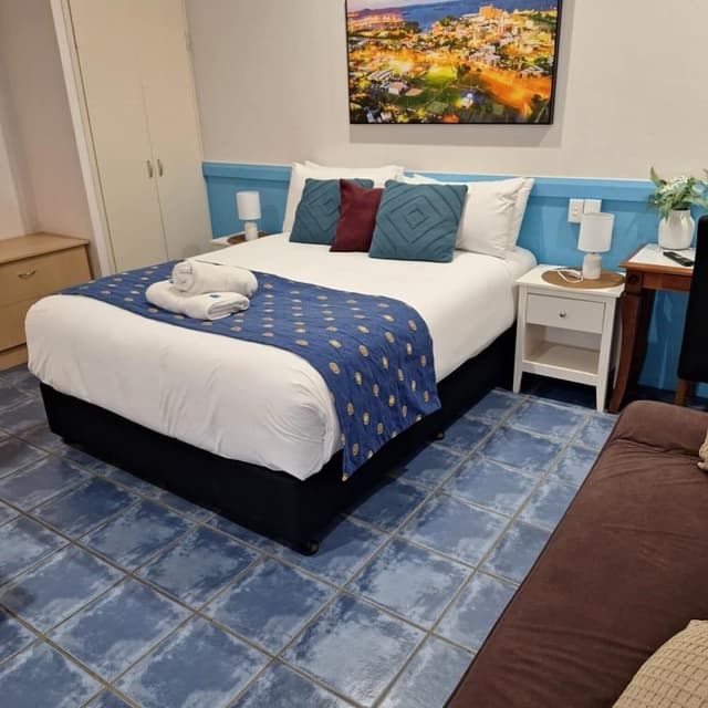 Standard Studio, 1 Queen Bed, Non Smoking, Kitchenette