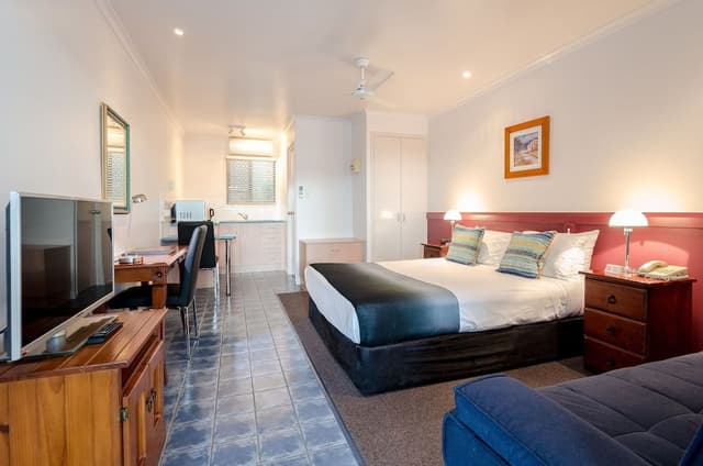 Standard Studio, 1 Queen Bed, Non Smoking, Kitchenette