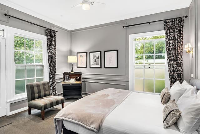 Deluxe Room, 1 King Bed, Non Smoking, Jetted Tub