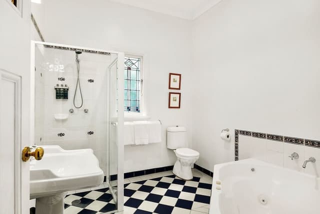 Deluxe Room, 1 King Bed, Non Smoking, Jetted Tub
