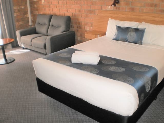 Deluxe Queen Room (Downstairs)