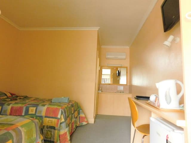 Motel Twin with Ensuite