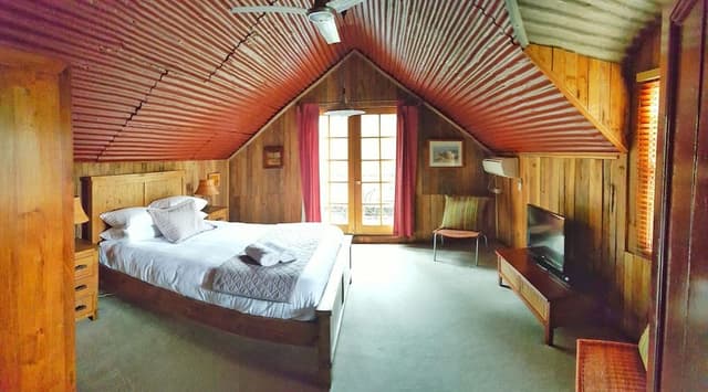 Comfort Cabin, 1 Queen Bed, Hot Tub, River View