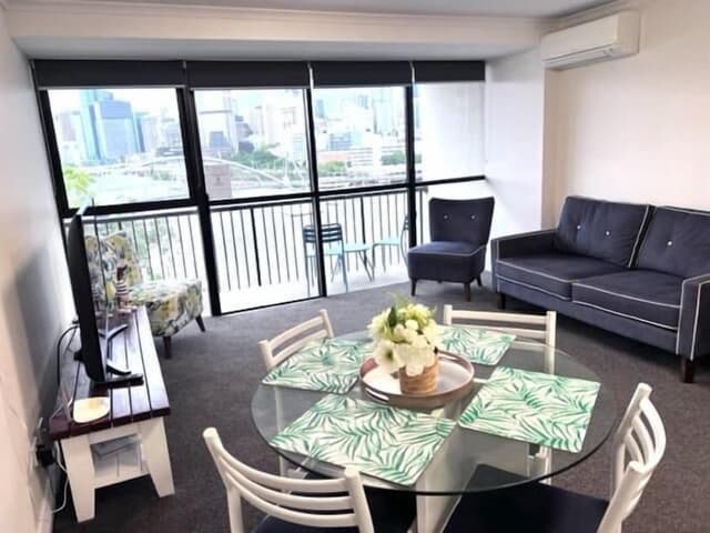 Deluxe Riverview Apartment